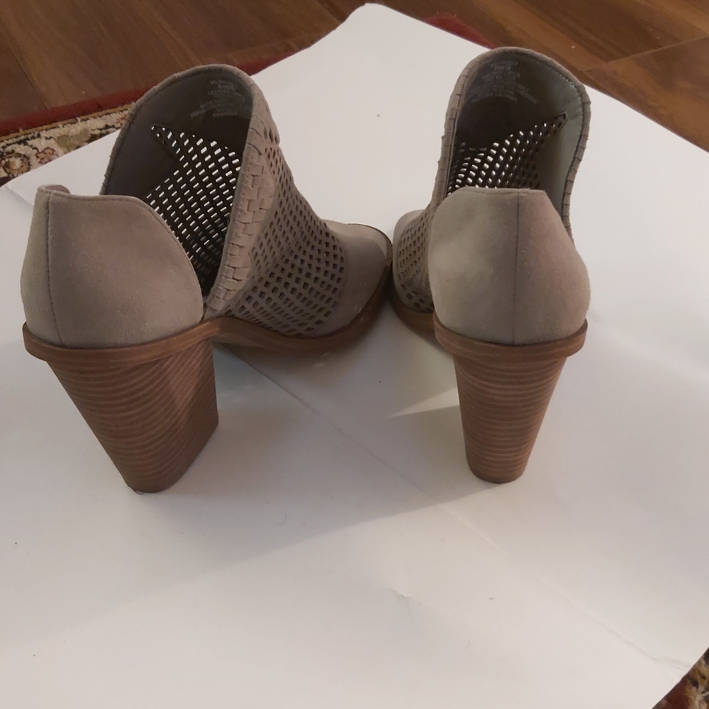 shoes - Picture 3 of 4